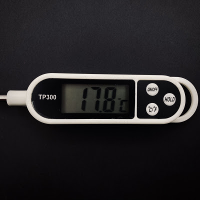 Цифровой электронный термометр со щупом XT-300