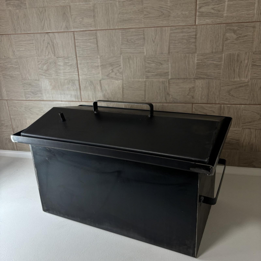 Коптильня черная для горячего копчения из стали &mdash; фото